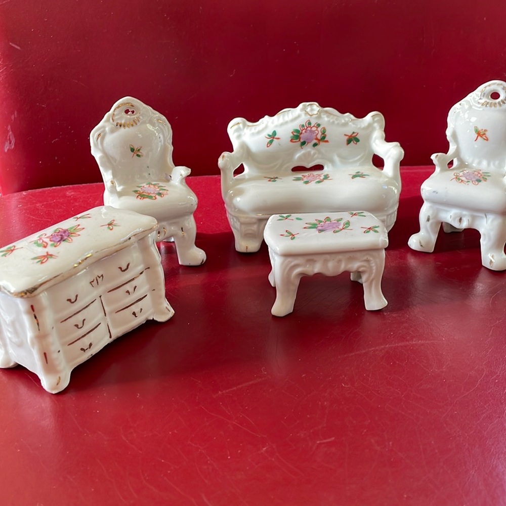 Dollhouse living room set in porcelain